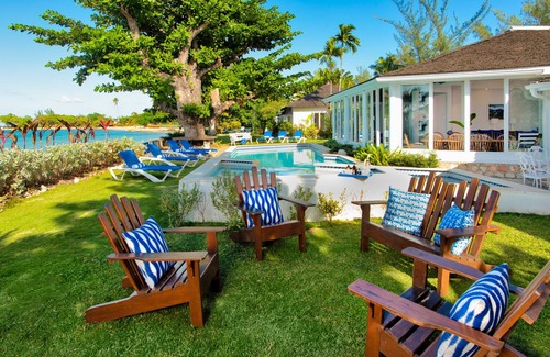 Runaway Bay Villa | Siesta - Spacious Seaside villa, modern, spectacular location, pool, cook