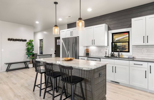 Canton House | Siga Siga Summit ~ Hot Tub ~ Views ~ Location!
