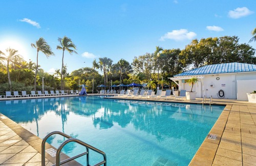 Tavernier Apartment | Signature 2BR Ocean View! Private Beach, Pool & Hot Tub, Tennis Courts!