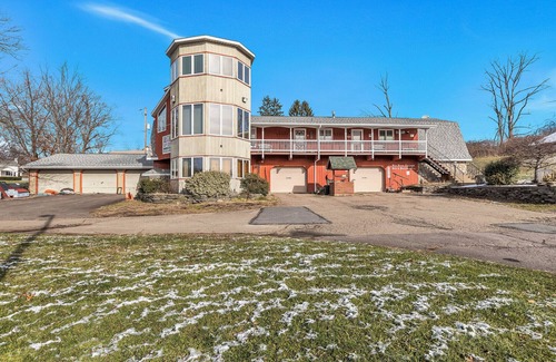 Clarks Summit House | Silo Suite - Red Barn Village
