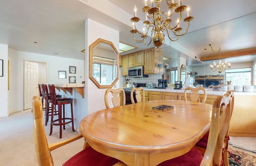 Mammoth Lakes Condo | Silver Bear 18 Walk to Canyon Lodge, Cozy, Underground Parking by RedAwning