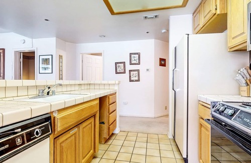 Mammoth Lakes Condo | Silver Bear 18 Walk to Canyon Lodge, Cozy, Underground Parking by RedAwning