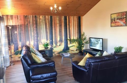 Cupar Ski Chalet | Silver Birch Lodge with Hot Tub