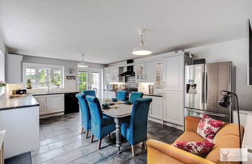 Markfield House | Silver Stag Properties, Luxurious 4 BR Haven