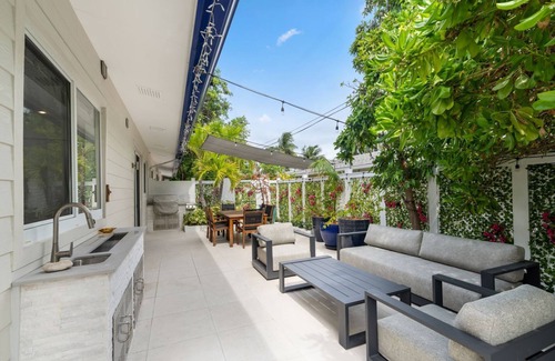 Seven Mile Beach Apartment | Silver Thatch House – Luxe Cayman Islands Beach Stay Near Dining & Shops