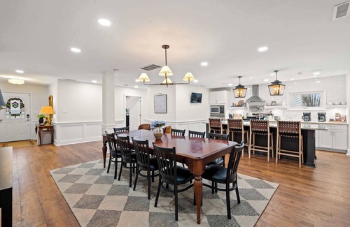 Williamstown House | Simmons Estate - Sleeps 20 - Near Ark