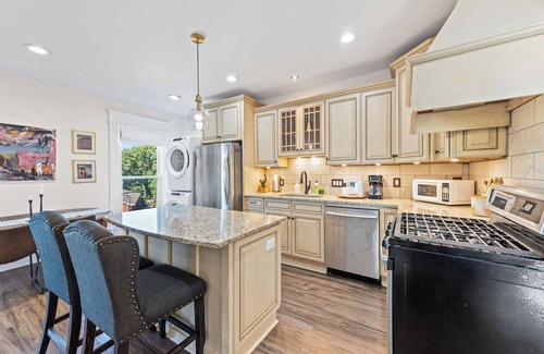 Williamstown House | Simmons Estate - Sleeps 20 - Near Ark