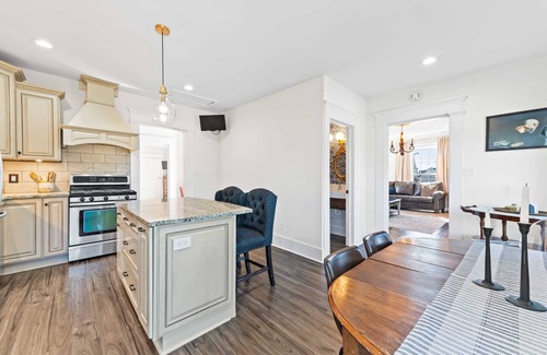 Williamstown House | Simmons Estate - Sleeps 20 - Near Ark