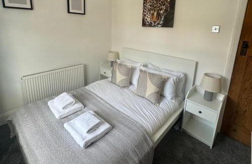 Heaton Apartment | Simonside Apartment - Sleeps 6 -Parking