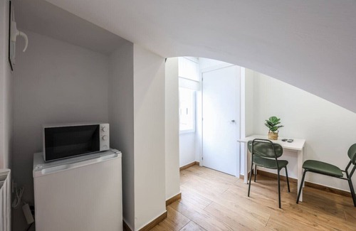 San Diego Apartment | Simple & Quiet Stay Near Retiro: Ideal for Couples