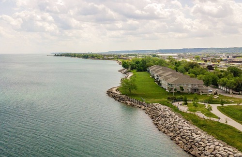 Stoney Creek House | Simply Comfort. UV Disinfec Townhouse Lake Ontario.Free parkingGym