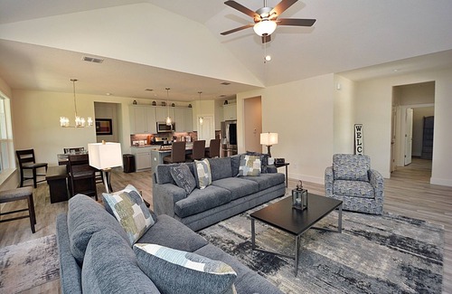 Canyon Lake House | Simply Irresistible, Family & Pet Friendly, 5 Minutes to Lake & River