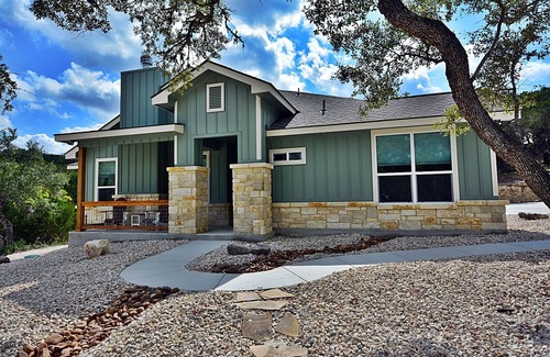Canyon Lake House | Simply Irresistible, Family & Pet Friendly, 5 Minutes to Lake & River