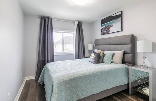 Stoney Creek House | SimplyComfort. 3BR 2.5 BA, HOT TUB, GYM, SAUNA, BBQ, PLAYGROUND