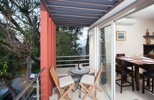 Simpson Bay Apartment | Simpson Bay Beach Modern Apartment. Roof deck Ocean Views WIFI Satellite TV.