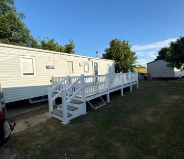 Clacton-on-Sea Cabin | Singh&Leite Family caravan for 10 people with 2toilets and lovely Decking