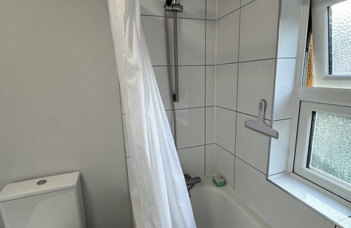 Reading House | Single bedroom in shared house with garden view, for short stays only.