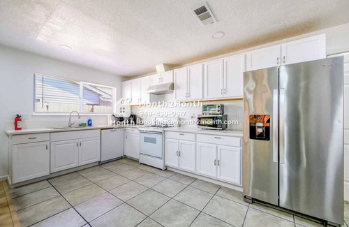 Southwestern Sacramento House | Single-Family|Lush&Fenced Backyard|Guest Access|Flex-Lease|Instant Tour #42372