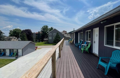 Lake City Apartment | Single King Room (Upper Level)