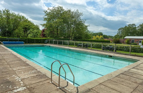 York House | SINGLE STOREY Four Superking en suite rooms on Red House Estate w/seasonal pool