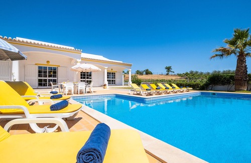 Branqueira Villa | Single-storey villa with private pool & BBQ
