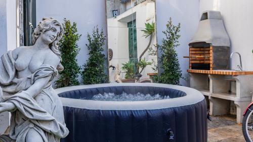 Sintra Hotel | Sintra WOW - Unique double Smart Room in 17th century Palace! Hot tub, Snooker, BBQ, PS5, Sauna, Gym