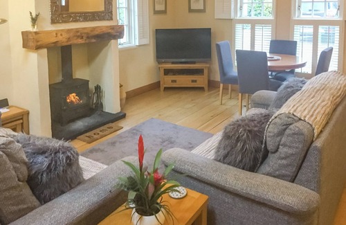 Helensburgh Cottage | Situated on the west side of Loch Lomond being only 2 miles from the loch itself .