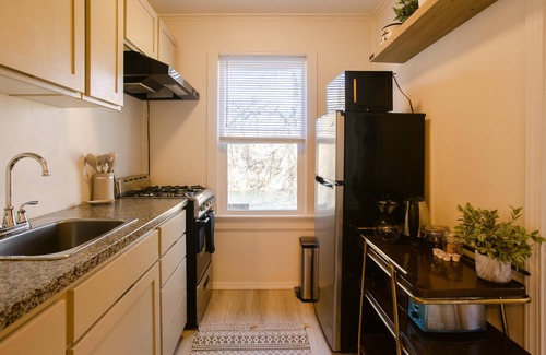Gold Hill Apartment | Situated in a Gold Hill neighborhood that offers the convenience of I-5 access and the beauty of Rogue River views. A perfect, quick stopover point.