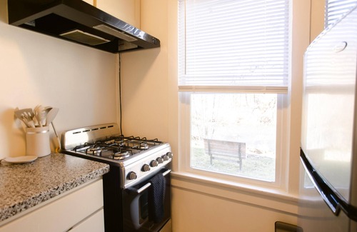Gold Hill Apartment | Situated in a Gold Hill neighborhood that offers the convenience of I-5 access and the beauty of Rogue River views. A perfect, quick stopover point.