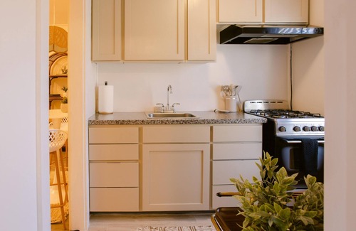 Gold Hill Apartment | Situated in a Gold Hill neighborhood that offers the convenience of I-5 access and the beauty of Rogue River views. A perfect, quick stopover point.