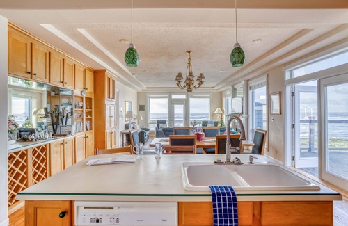 Yachats House | Six-Bedroom Oceanfront Yachats Home has Double Hot Tubs and Game Room!