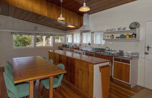 Kuratau Cottage | Sixties Cedar Bach - Kuratau Holiday Home