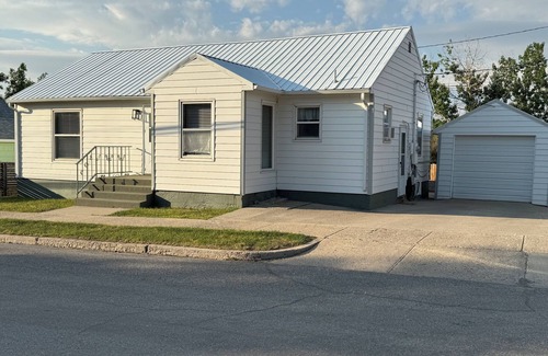 Santa Rita House | Sixty minutes to Glacier Park! Family friendly house.