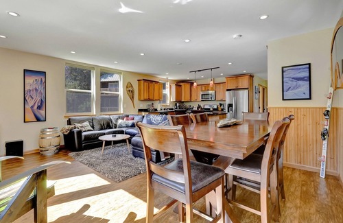 Girdwood House | Ski Chalet with hot tub, sauna & fire pit, walking distance to brewery and food!
