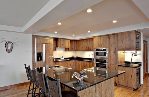 Beaver Creek Condo | Ski-In 3 Bedroom Condo with Jacuzzi Tub & Balcony