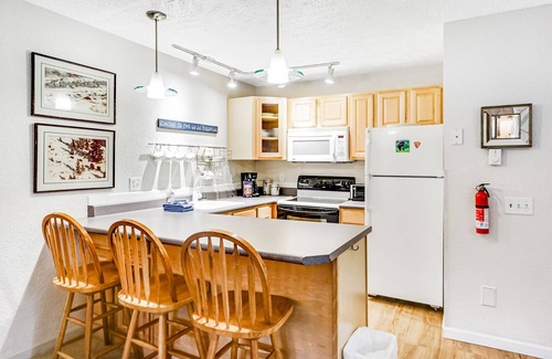 Alyeska Apartment | Ski-in/out condo near hiking & town with sauna & deck with amazing views