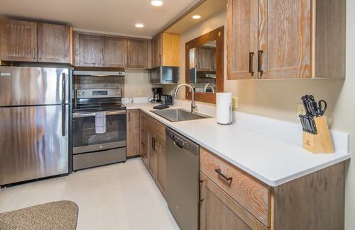 Big Sky Condo | Ski in/out w/amazing views, fireplace, & community pool/hot tub/gym - Slopeside Shoshone Condo