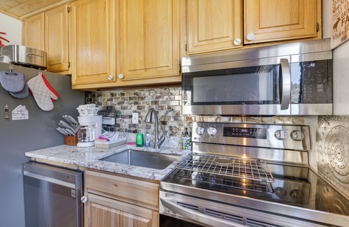 Red River Condo | Ski-In Red River Retreat: Balcony, Mountain Views!