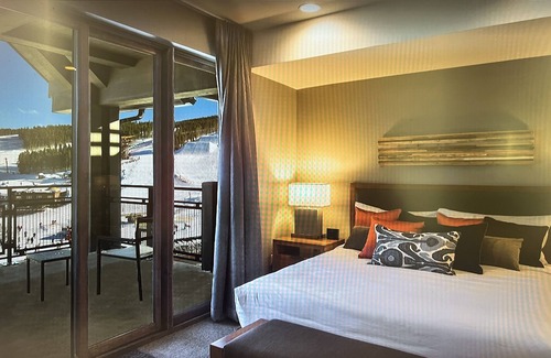Peak 8 Resort | SKI in SKI out Peak 8, Sleeps 4 Living Rm, 1BR King + Qu Full Kitchen 1&1/2 bath
