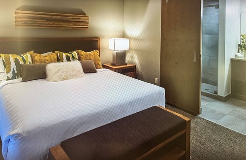 Peak 8 Resort | SKI in SKI out Peak 8, Sleeps 4 Living Rm, 1BR King + Qu Full Kitchen 1&1/2 bath