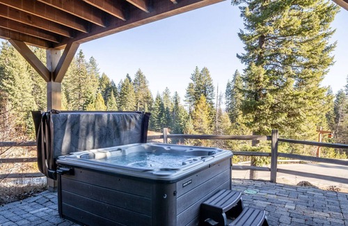 Tamarack Resort House | Ski in /Ski Out | Pet Friendly | Private Hot Tub |