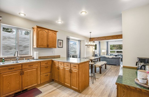 Hyak Cabin | Ski-in/ski-out home with fireplace & 2-car garage - dog-friendly