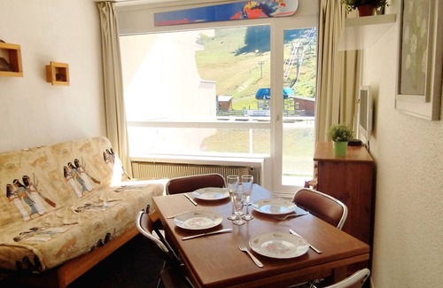 Prapoutel Apartment | Ski-in studio cabin, balcony, central location