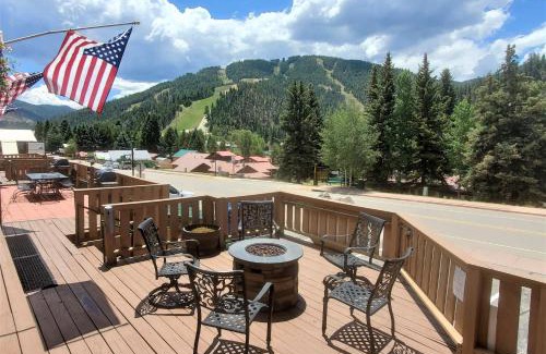 Red River Apartment | Ski View 03 - On Main Street - WiFi - Cable - Fireplace - Trailer Parking In Back - Patio with Gas Grill