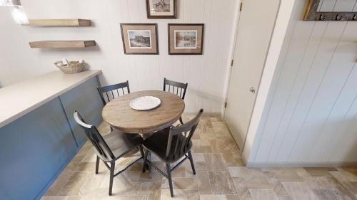 Red River Apartment | Ski View 10 - On Main Street - WiFi - Cable - Fireplace - Trailer Parking In Back - Patio with Gas Grill