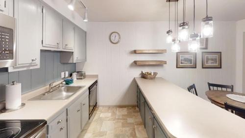 Red River Apartment | Ski View 10 - On Main Street - WiFi - Cable - Fireplace - Trailer Parking In Back - Patio with Gas Grill