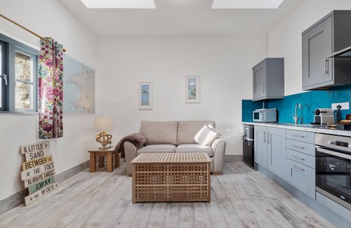 Haverfordwest Cottage | Skomer Sea View Cottage with Hot Tub- Dog Friendly