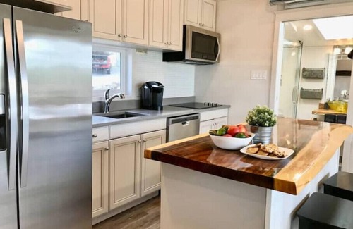 Lansdowne House | SKYE Waterfront 5 Person Cottage with your own Hottubn