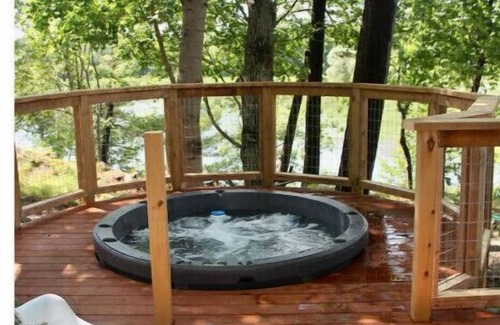 Lansdowne House | SKYE Waterfront 5 Person Cottage with your own Hottubn
