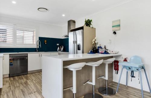Malua Bay House | Skyes Beach House - Downstairs Accommodation